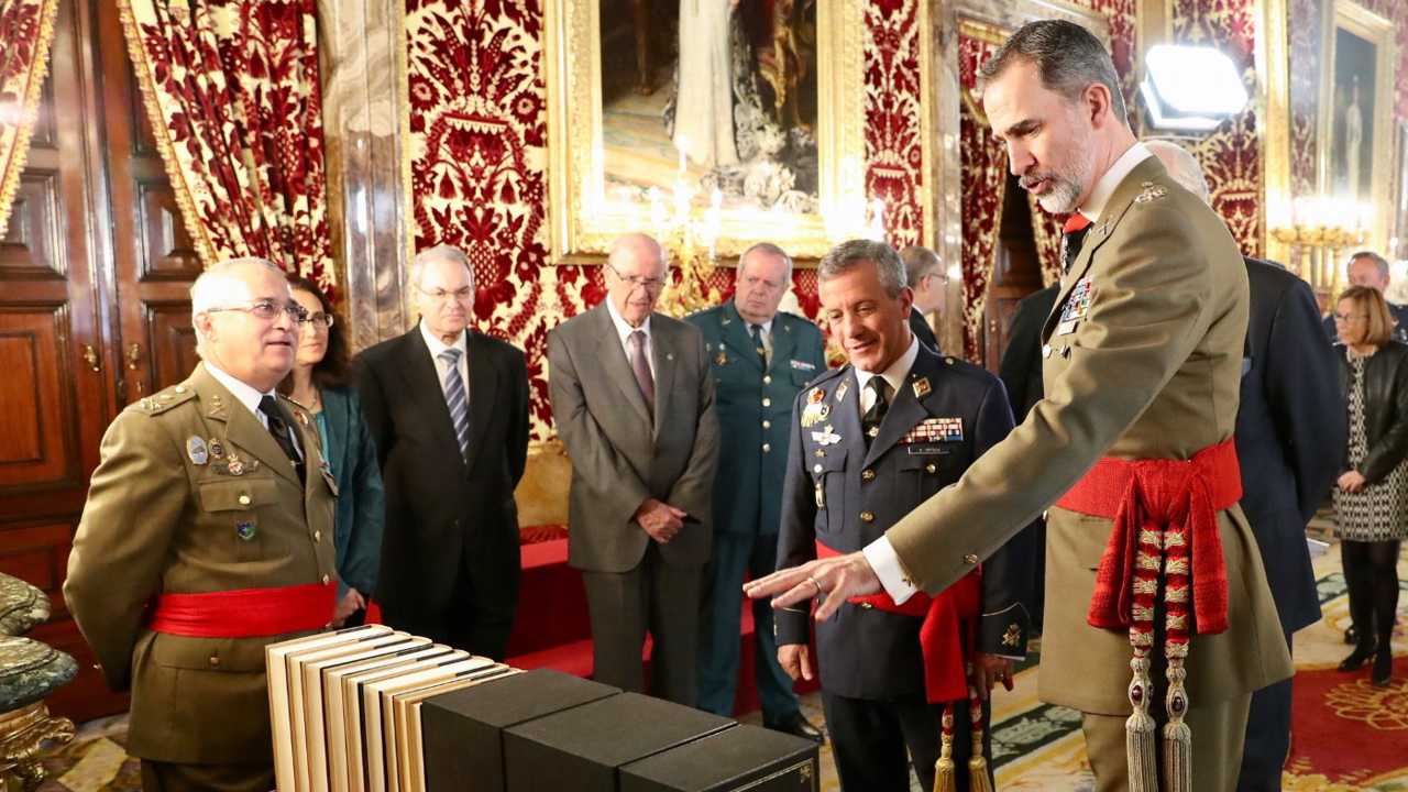 Felipe VI examina la obra impresa &#39;Historia Militar de España&#39; ante el presidente de la Comisión Española de Historia Militar.