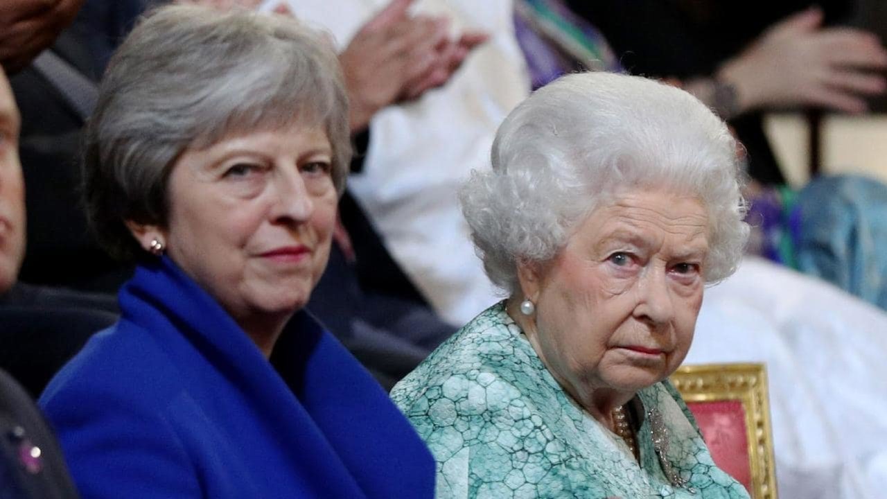 La reina Isabel II, junto a la Primera Ministra británica, Theresa May.