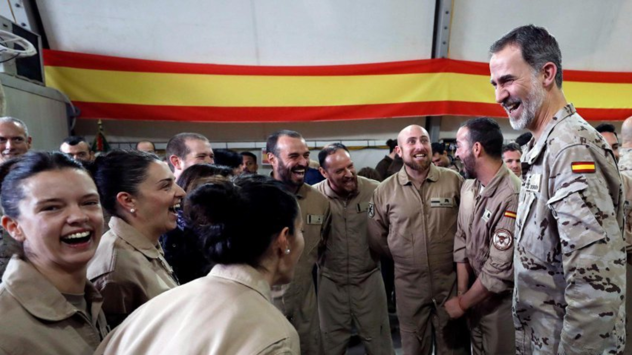 Felipe VI, durante su visita a la base española ‘Gran Capitán’ en Besmayah (Irak).
