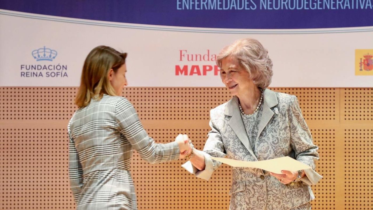 Su Majestad la Reina Doña Sofía hace entrega del título de la beca a Marta Garo Pascual, beneficiaria de la 11ª convocatoria.