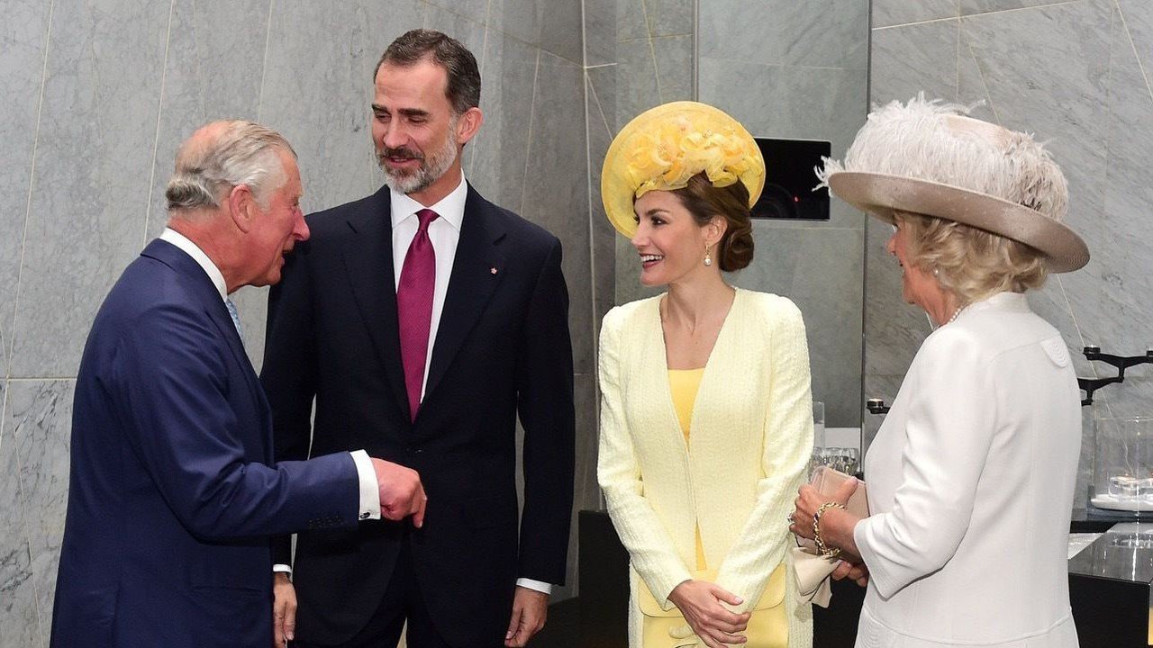 El príncipe de Gales y la duquesa de Cornualles reciben a los reyes en la visita de Estado del 2017.
