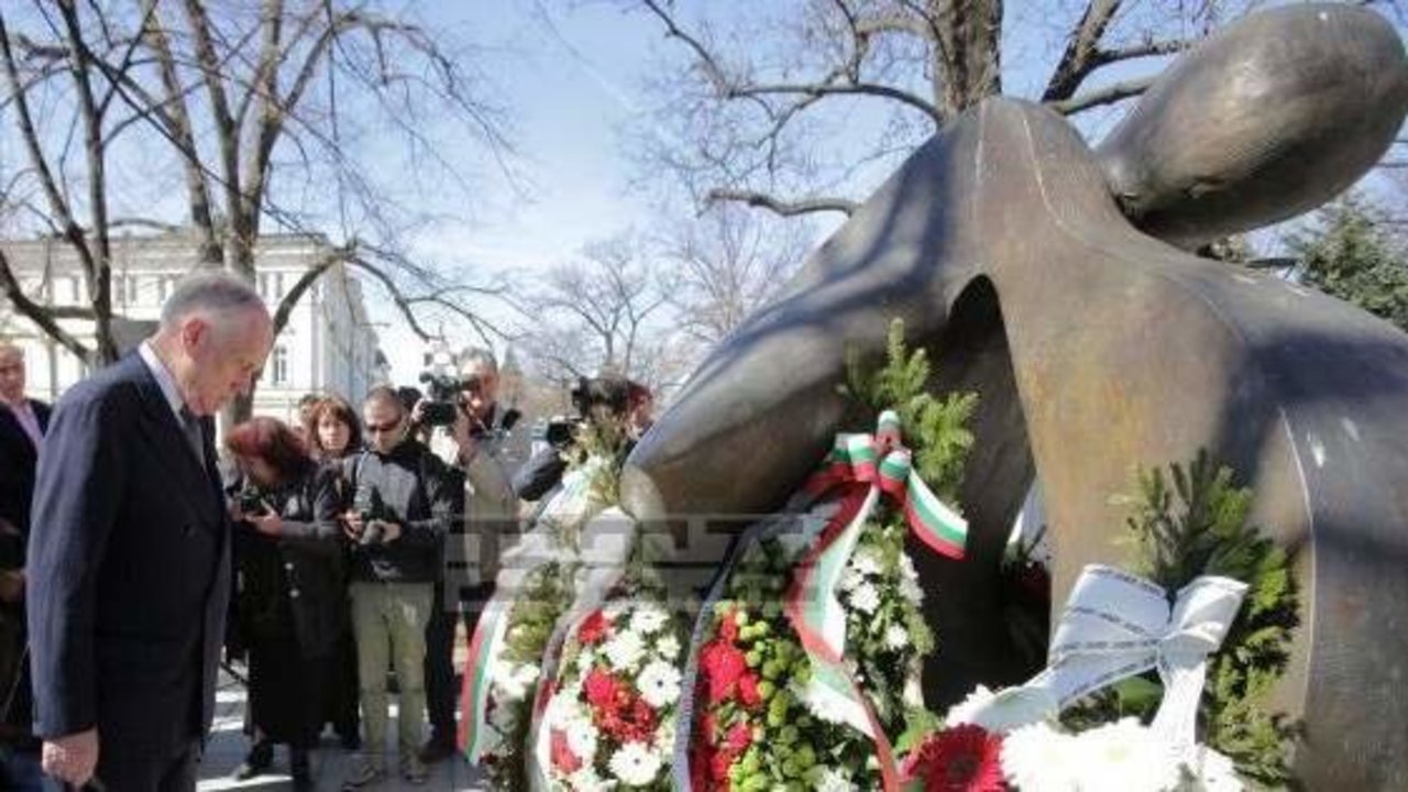 El primer ministro de Bulgaria, Boyko Borissov, ante el monumento de las víctimas del Holocausto.