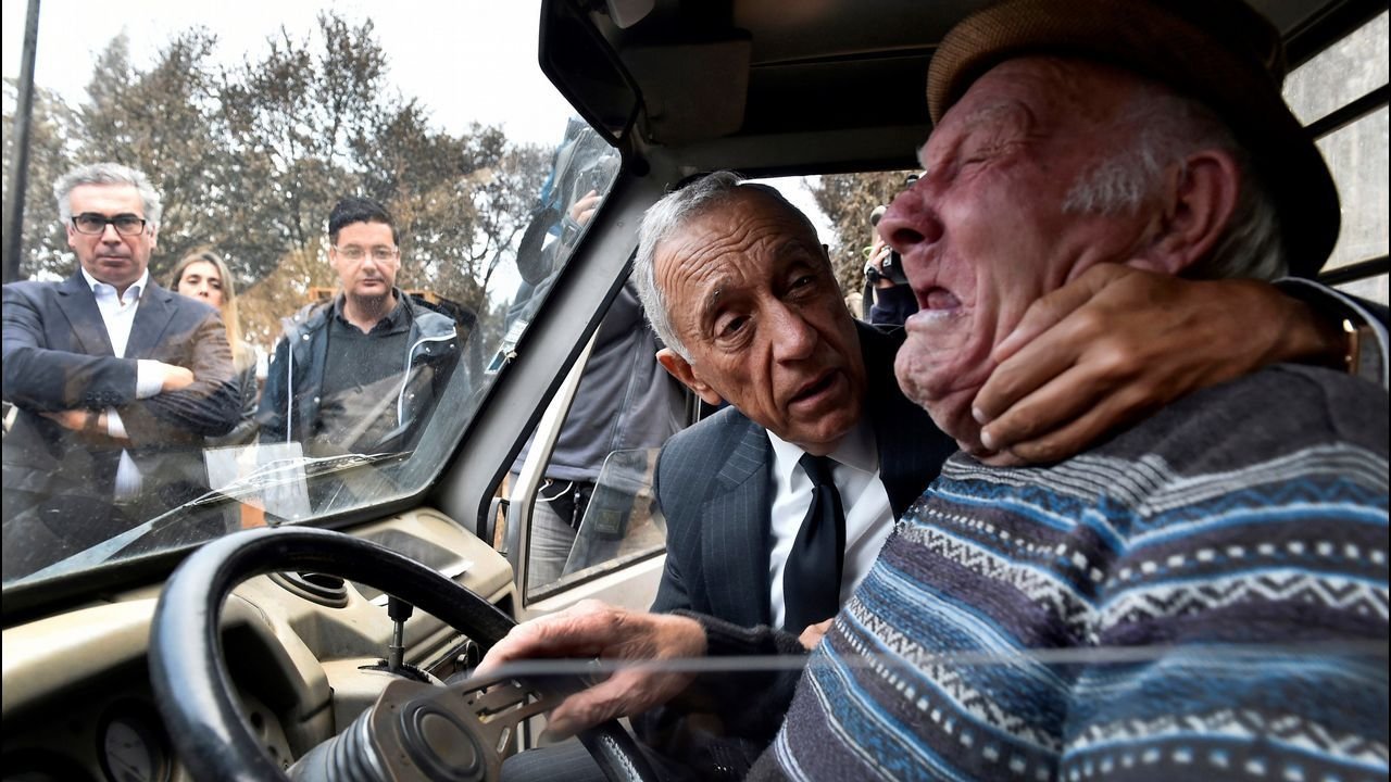 Imagen del presidente de Portugal Marcelo Rebelo de Sousa intentando consolar a un anciano tras los graves incendios forestales en el país, del portugués Nuno Andrés Ferreira.