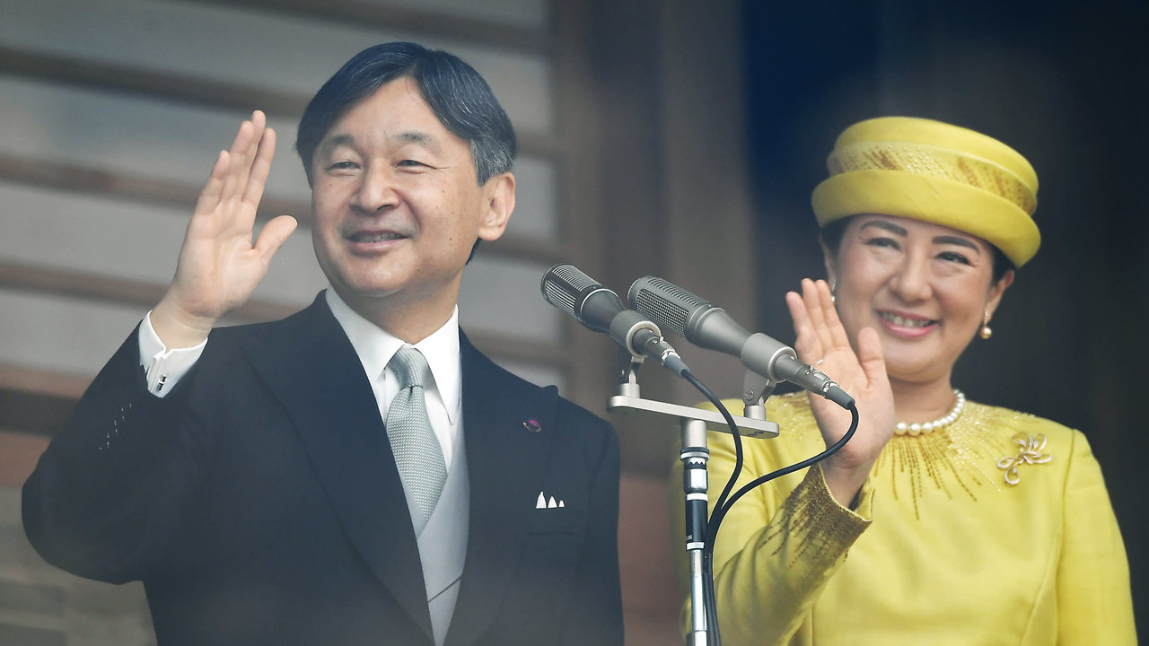 Naruhito y Masako saludan a quienes se reunieron frente al palacio imperial.