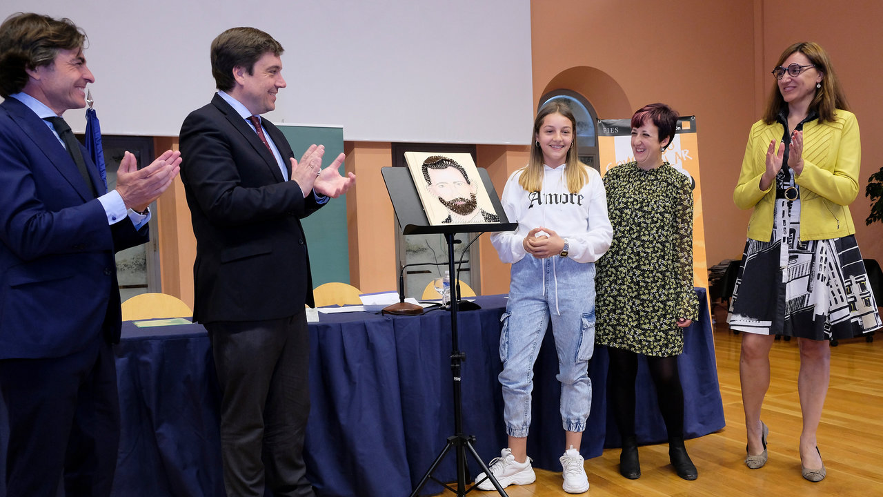 La finalista riojana posa con su propuesta: un retrato de Felipe VI realizado con hilos.