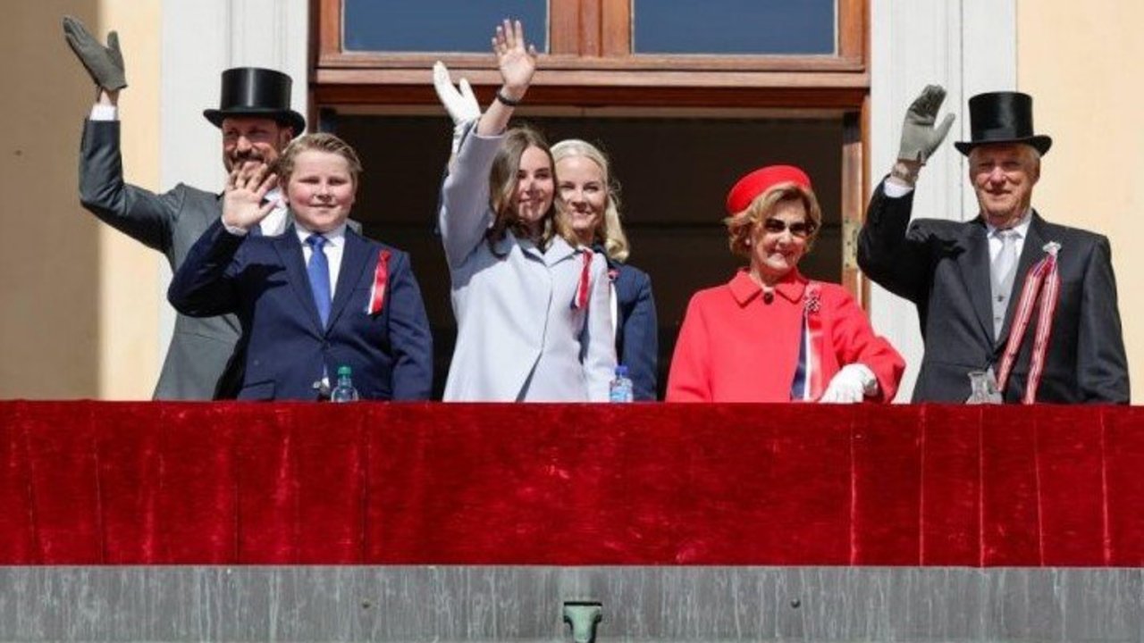 La familia real noruega celebra la Fiesta Nacional de Noruega.