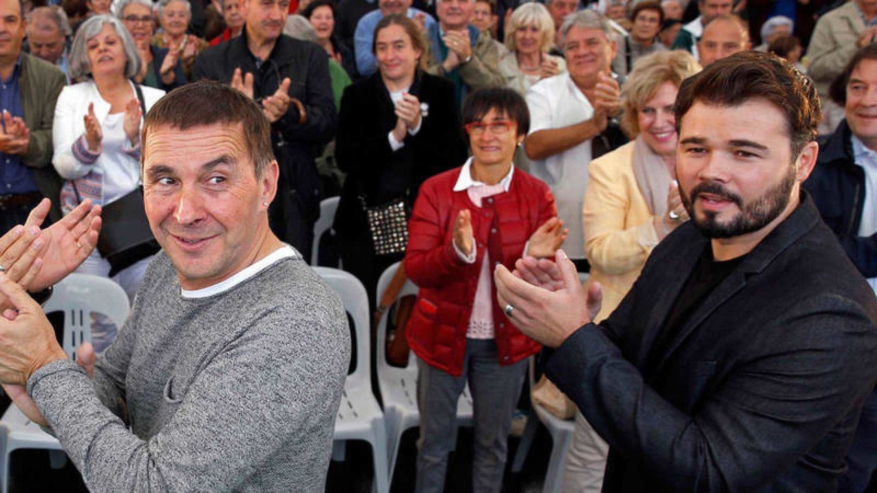 Arnaldo Otegui y Gabriel Rufián en un acto político en 2016