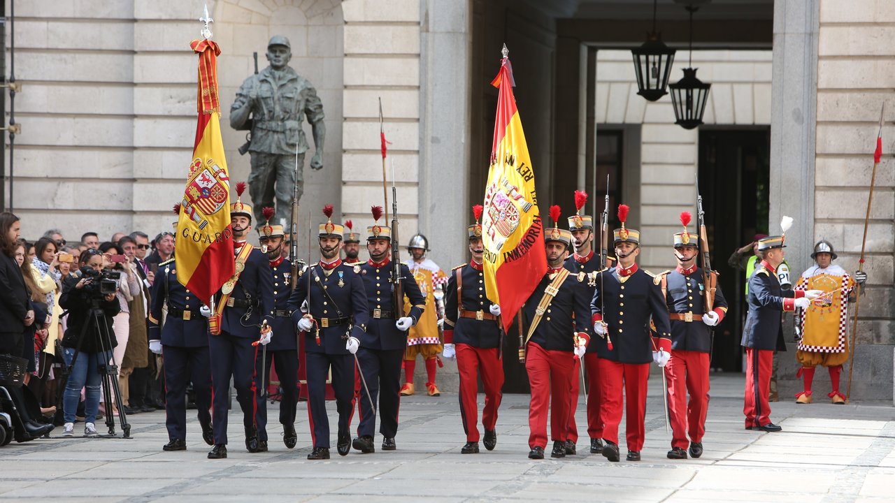 La Guardia Real, al comienzo del acto con la bandera nacional.