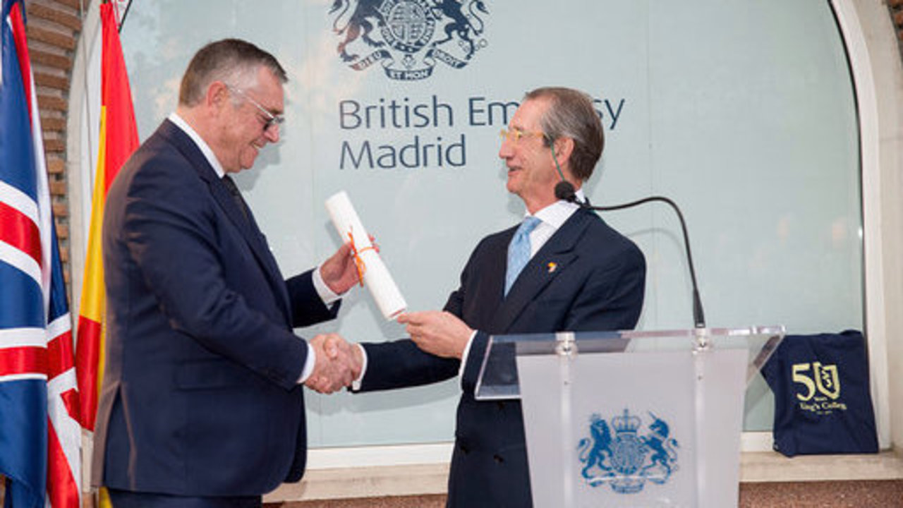 Fidel López, presidente de la Fundación Hispano Británica entrega el Premio Amigo de Honor 2019 a Michael Robinson