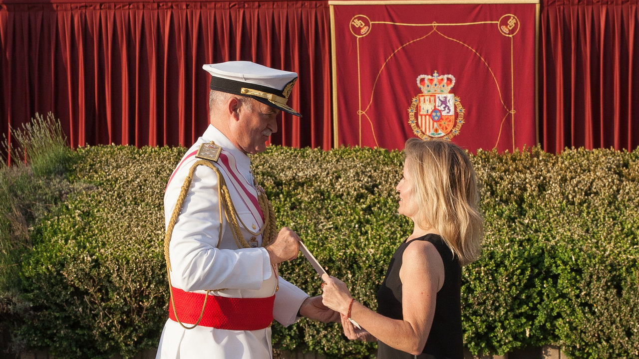 El almirante Ruiz Casas entrega el título a una nueva alabardera de honor