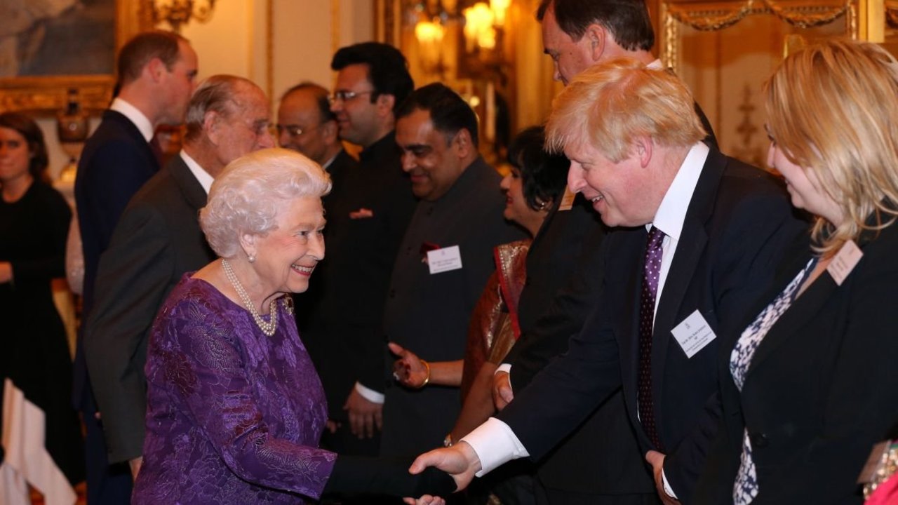 Isabel II saluda a Boris Johnson