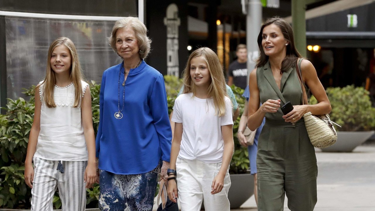 La reina Sofía, junto a la reina Letizia y sus hijas, la princesa Leonor y la infanta Sofía.