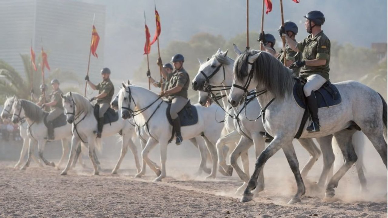 La Guardia Real realiza un ejercico de carga de caballo