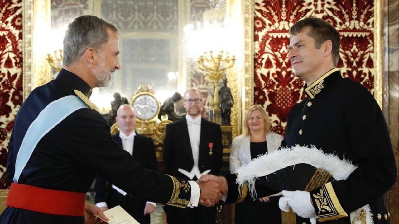 Felipe VI saluda al nuevo embajador del Reino Unido