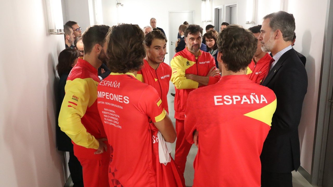 Don Felipe conversa con Rafa Nadal y el equipo español de la Copa Davis