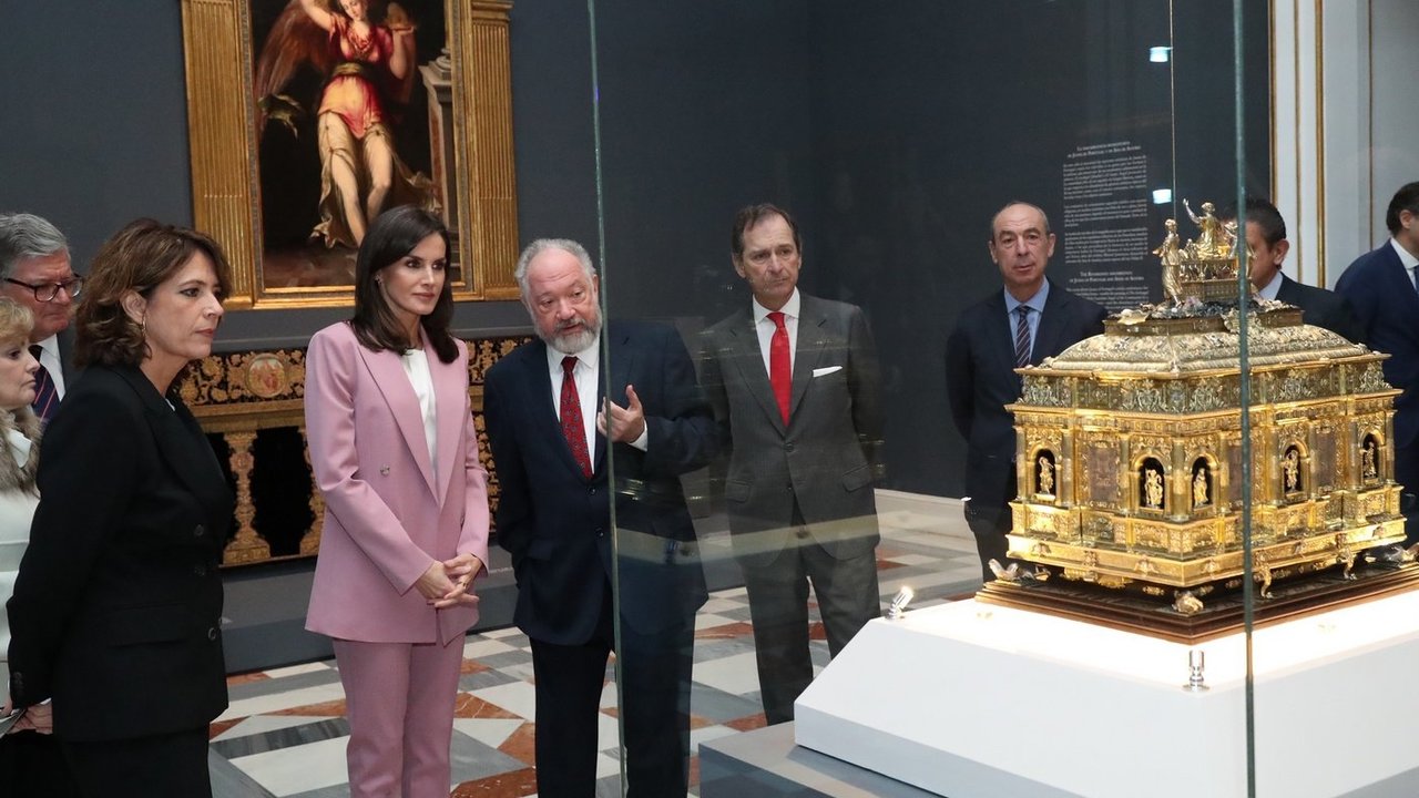 Doña Letizia durante la visita recibe las explicaciones del comisario de la exposición, Fernando Checa