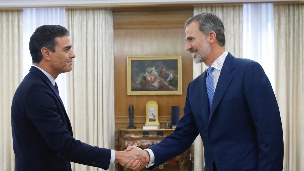 Felipe VI saluda a Pedro Sánchez en el Palacio de la Zarzuela.