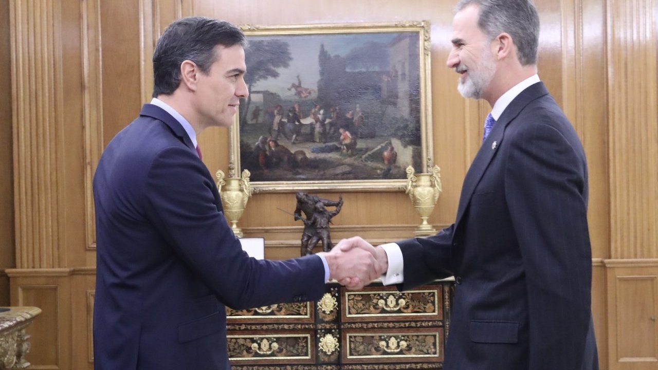 El Rey recibe el saludo de Pedro Sánchez tras prometer el cargo como Presidente del Gobierno