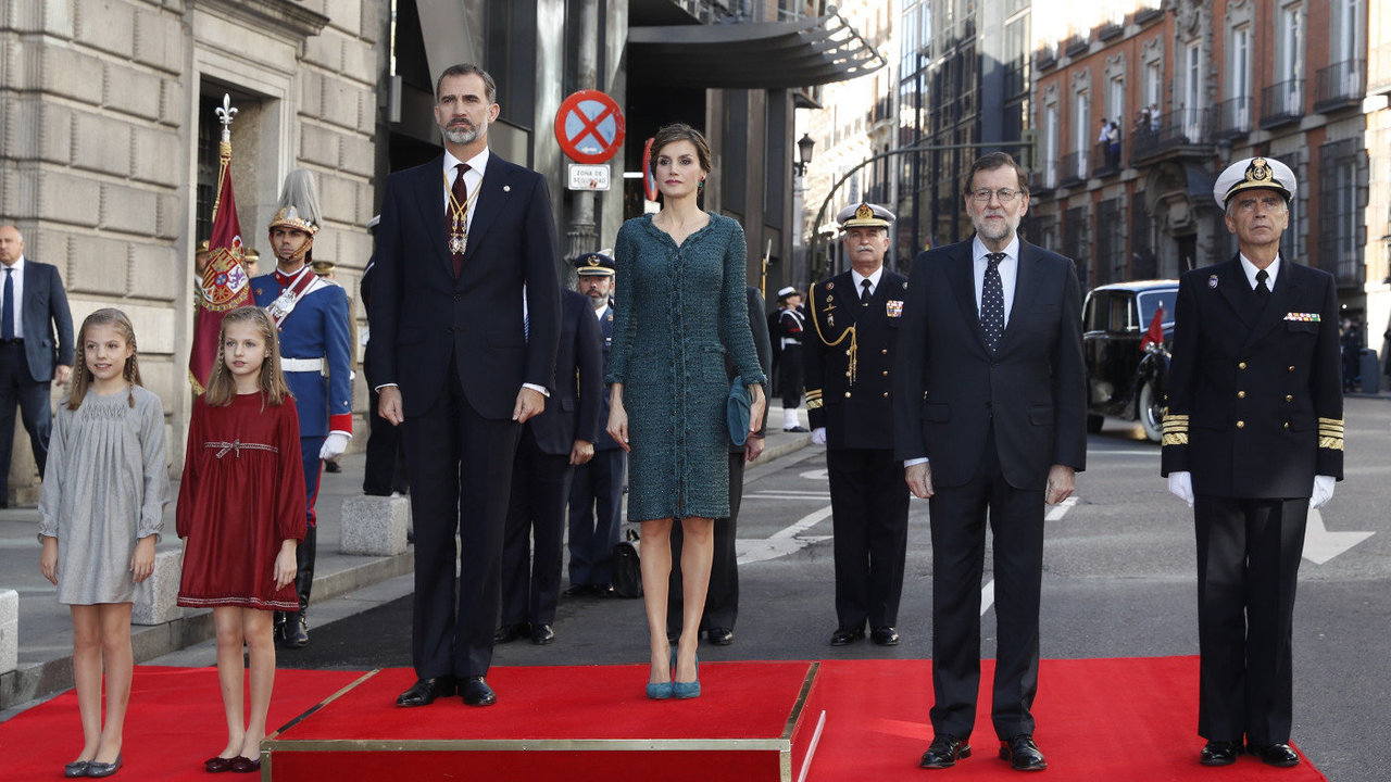 Los reyes, con sus hijas, la Princesa de Asturias y la Infanta Sofía, el presidente del Gobierno, Mariano Rajoy, y el jefe de Estado Mayor de la Defensa, Fernando García Sánchez