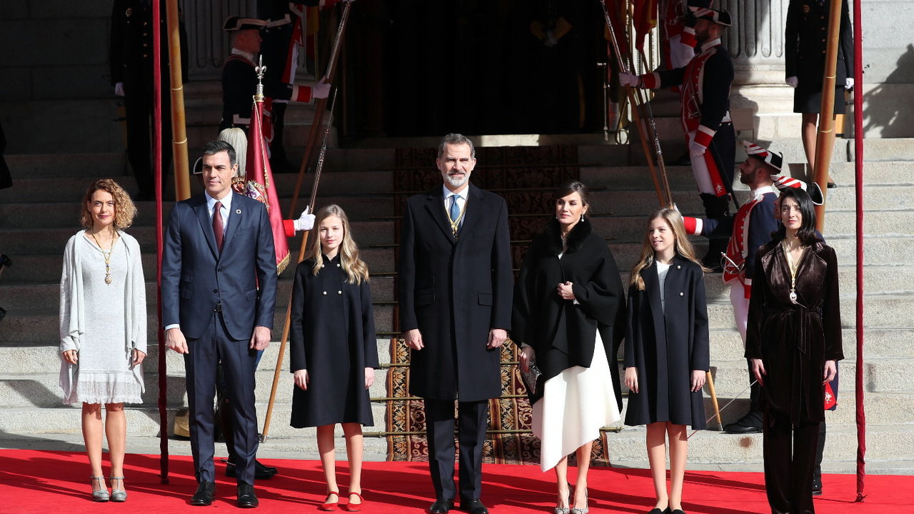 Los reyes acompañados por la Princesa de Asturias y la Infanta Sofía, junto al presidente del Gobierno y la presidenta del Senado