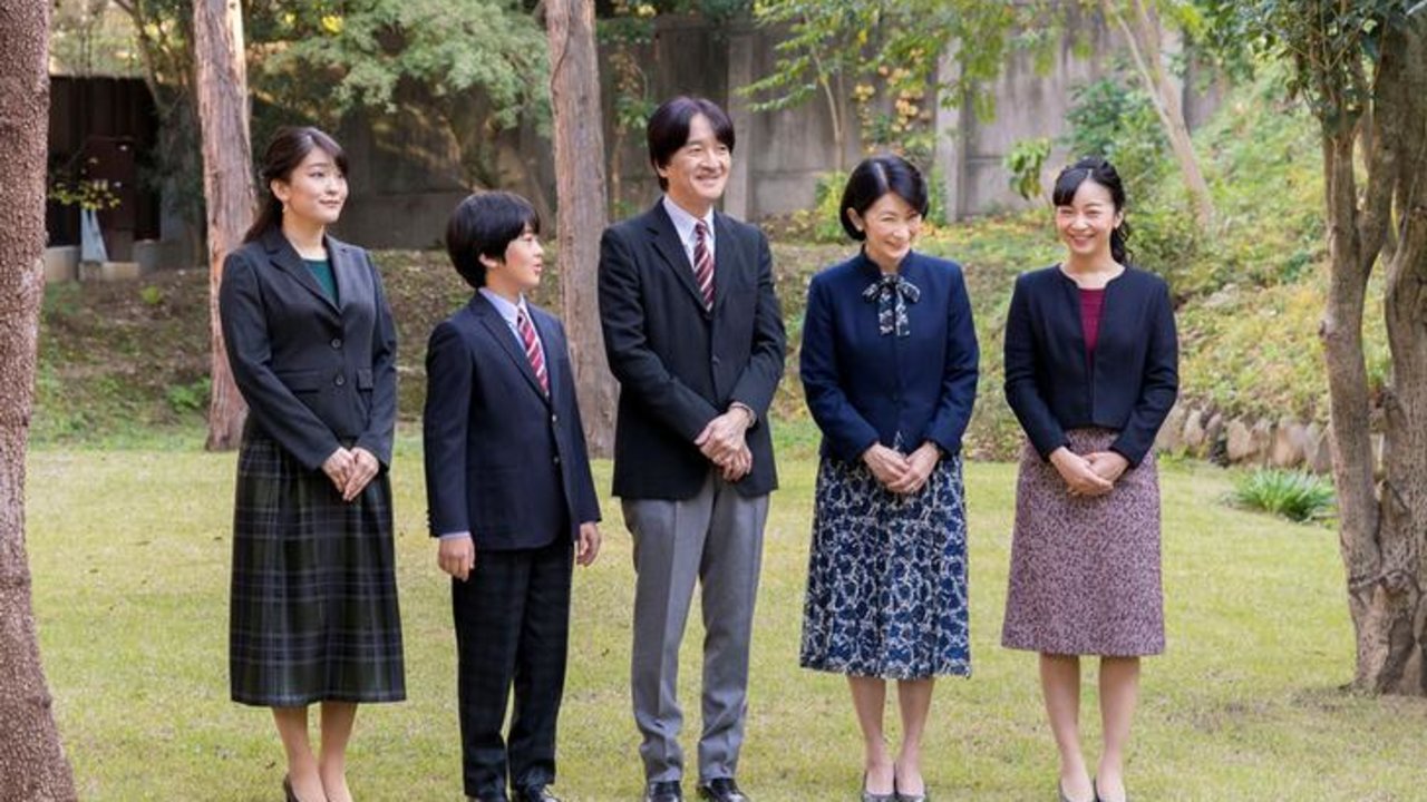 El Príncipe Heredero Akishino posa con su esposa, la Princesa Heredera Kiko y sus hijos, la Princesa Mako, la Princesa Kako y el Príncipe Hisahito en su residencia en Tokio
