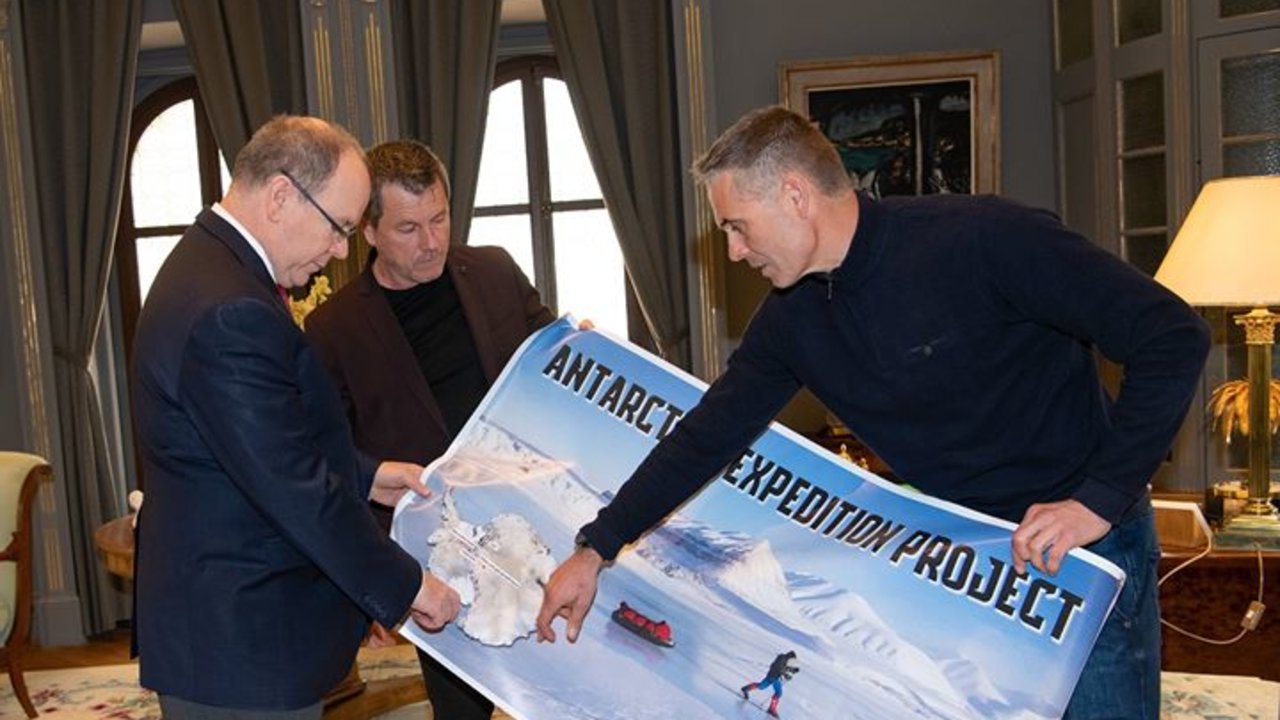 Alberto de Mónaco con los atletas que van a realizar una expedición a la Antártida