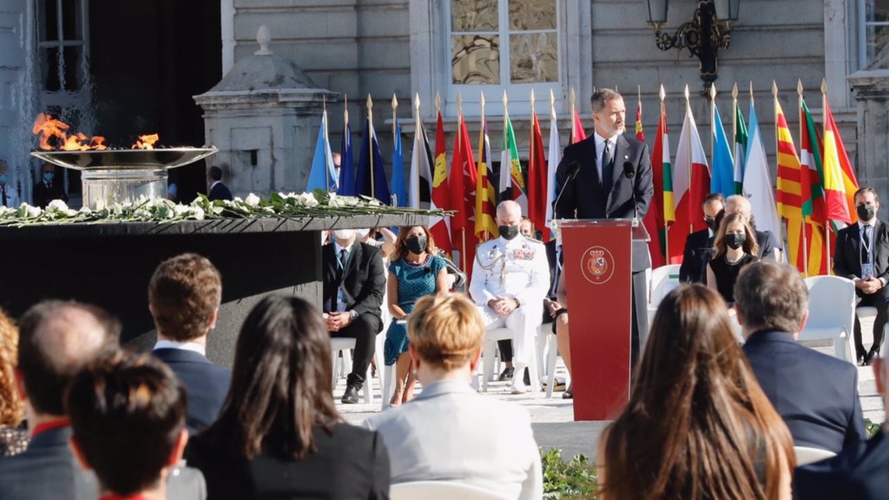 Felipe VI procalamando el discurso en el homenaje a las víctimas de la pandemia