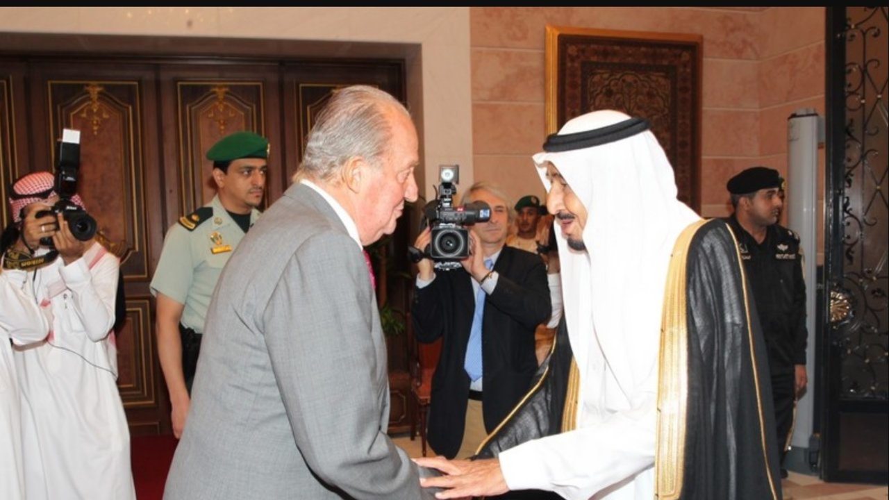 Juan Carlos I, en una foto de 2014 con el actual rey Salman de Arabia Saudí.