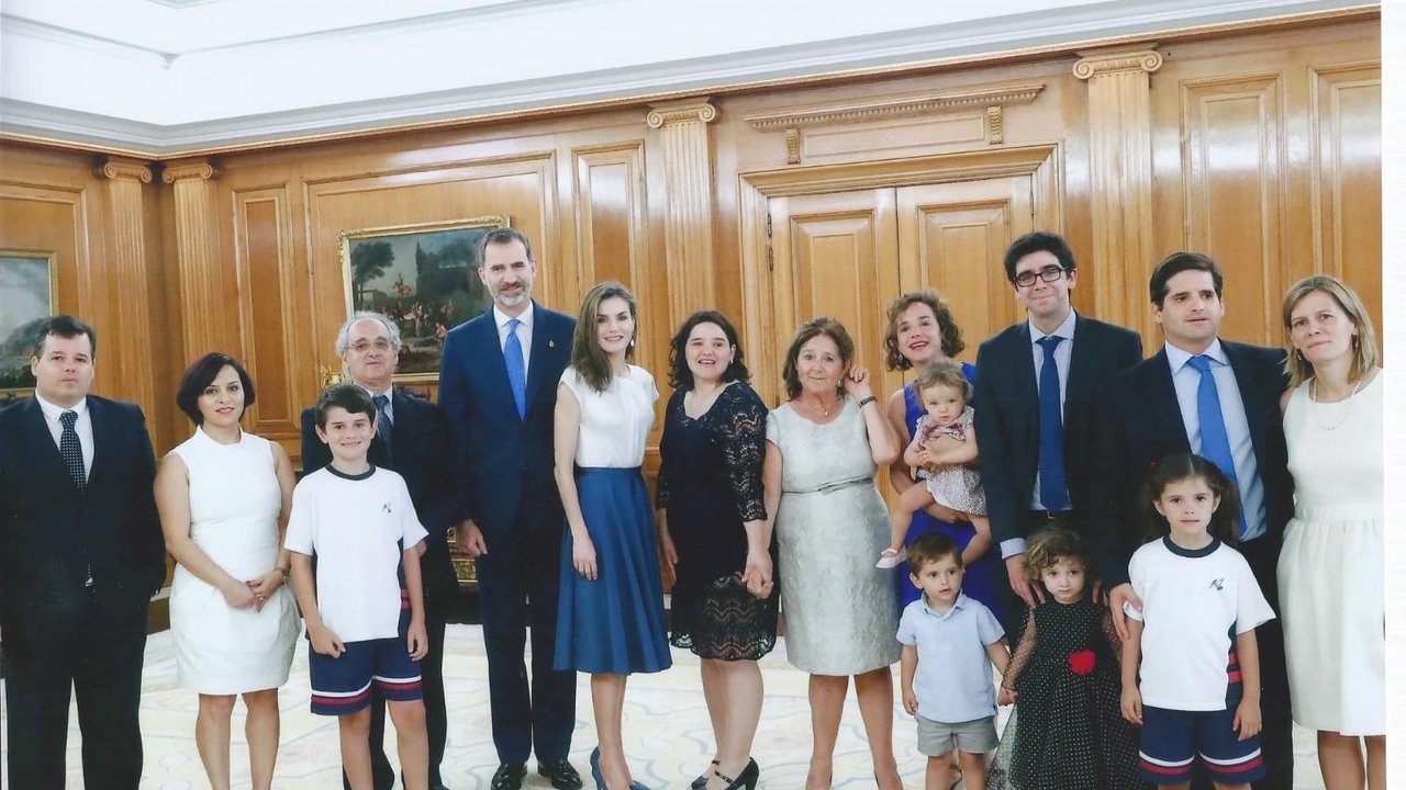 La familia de Joaquín Echevarria junto a don Felipe y doña Letizia