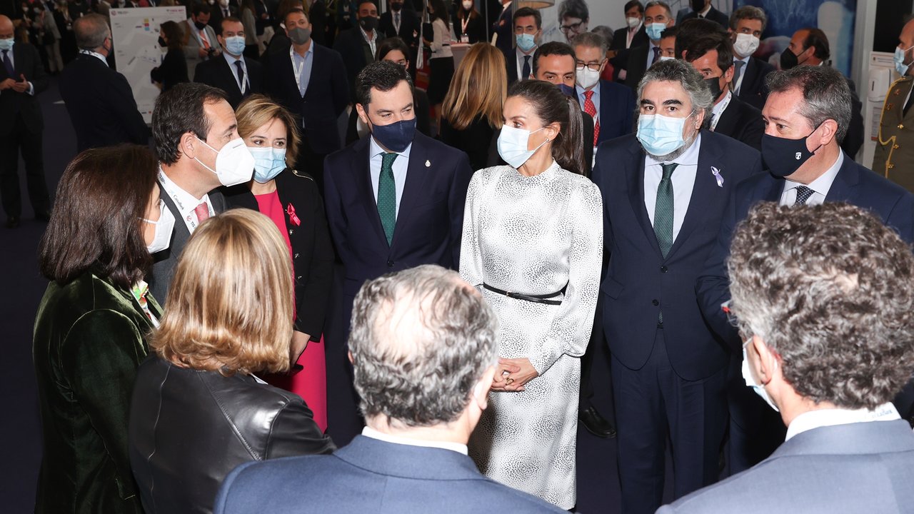 La reina Letizia junto al presidente de la Junta de Andalucía, Juanma Moreno, en Sevilla