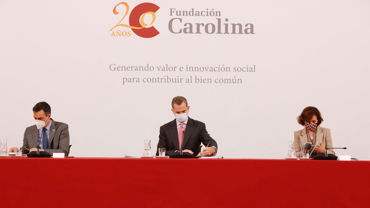 Felipe VI junto a Pedro Sánchez y Carmen Calvo en una sesión ordinaria del Patronato de la Fundación Carolina presidida por el Rey