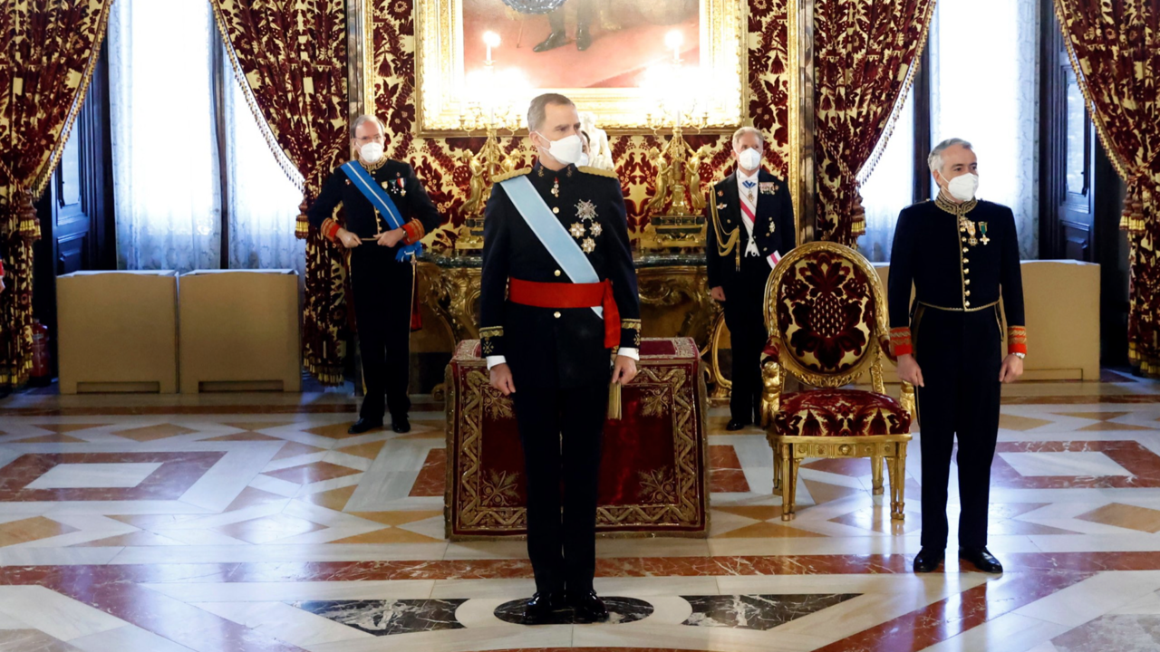 Felipe VI recibe, en el Palacio Real, a los nuevos embajadores.
