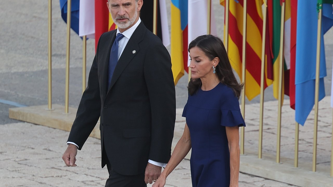 Los Reyes Felipe VI y Letizia a su llegada al segundo homenaje de Estado a las víctimas de la pandemia del coronavirus, en la Plaza de la Armería del Palacio Real 
