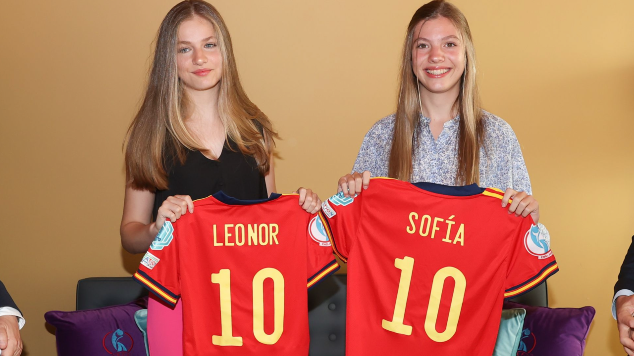 La federación regaló a las hermanas dos camisetas de la selección española con su nombre impreso y el número 10. Ambas posaron sonrientes con sus regalos en una foto que difundió en redes la Casa del Rey.