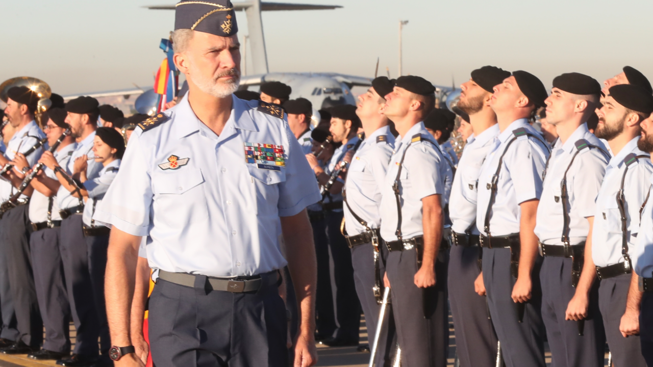 El Rey visita, en la Base Aérea de Torrejón, las unidades #GRUCEMAC, #COVE y #CESAEROB del Ejército del Aire y del Espacio.