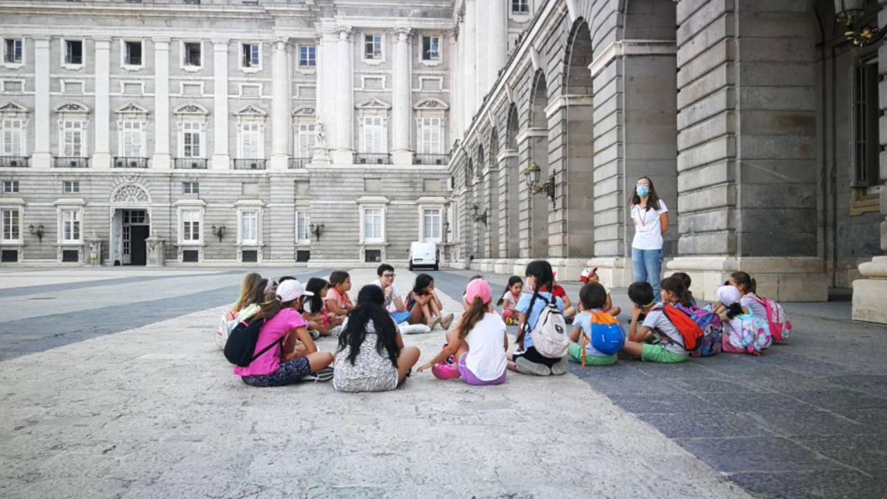 Niños en los alrededores del Palacio Real. Foto de Patrimonio Nacional.