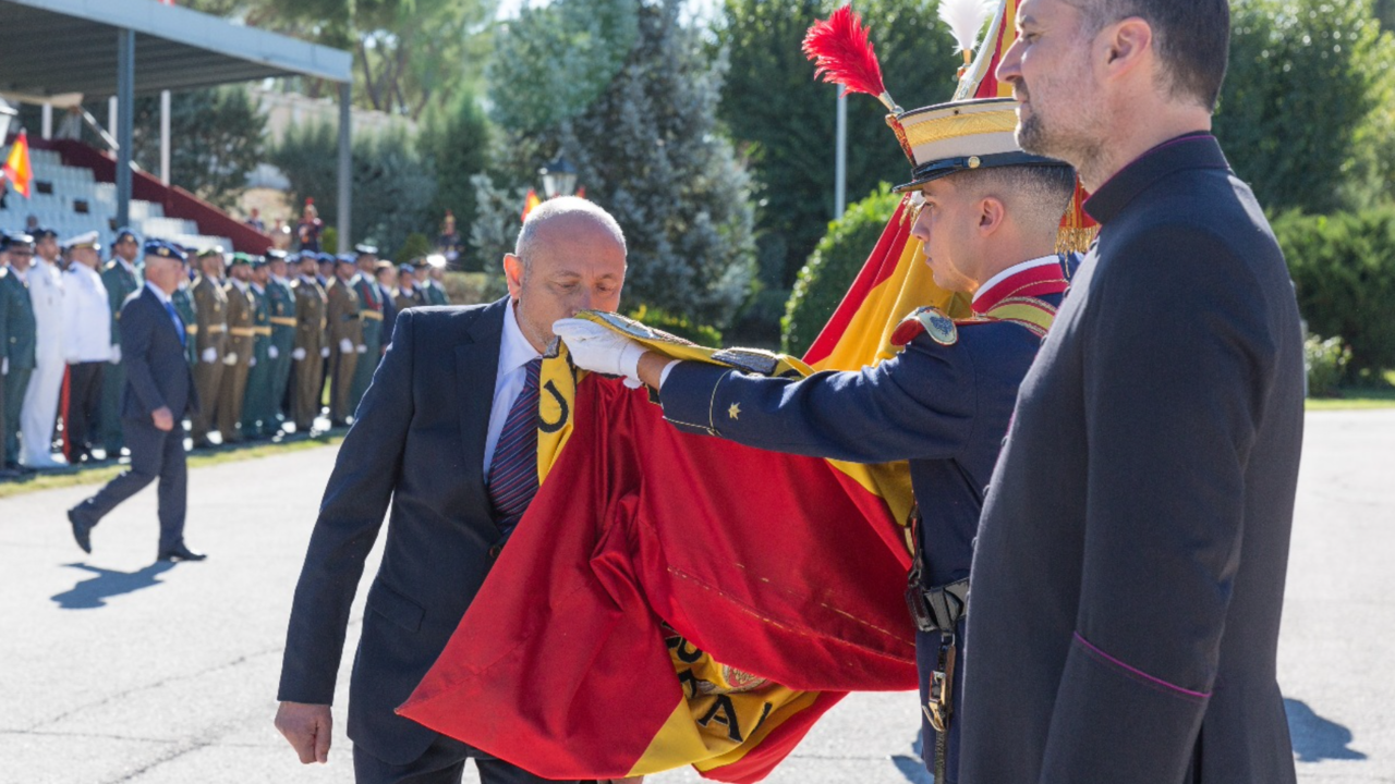 Un veterano a su paso por la bandera de España de la Guardia Real
