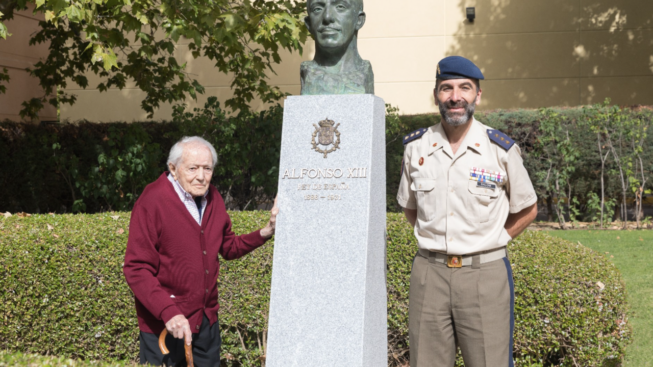 El escultor y el coronel jefe de la Guardia Real posan con el busto