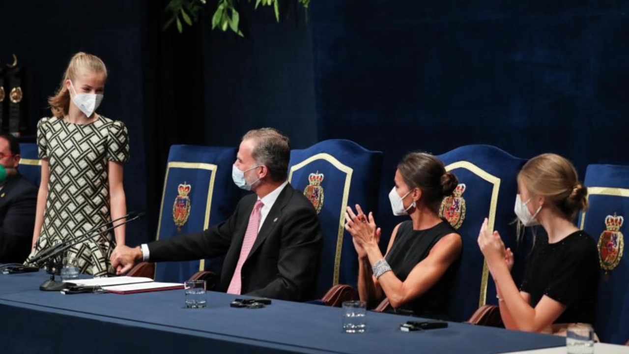 El Rey Felipe da la enhorabuena a la Princesa Leonor tras su discurso en los Premios Princesa de Asturias 2021Casa de S.M. el Rey