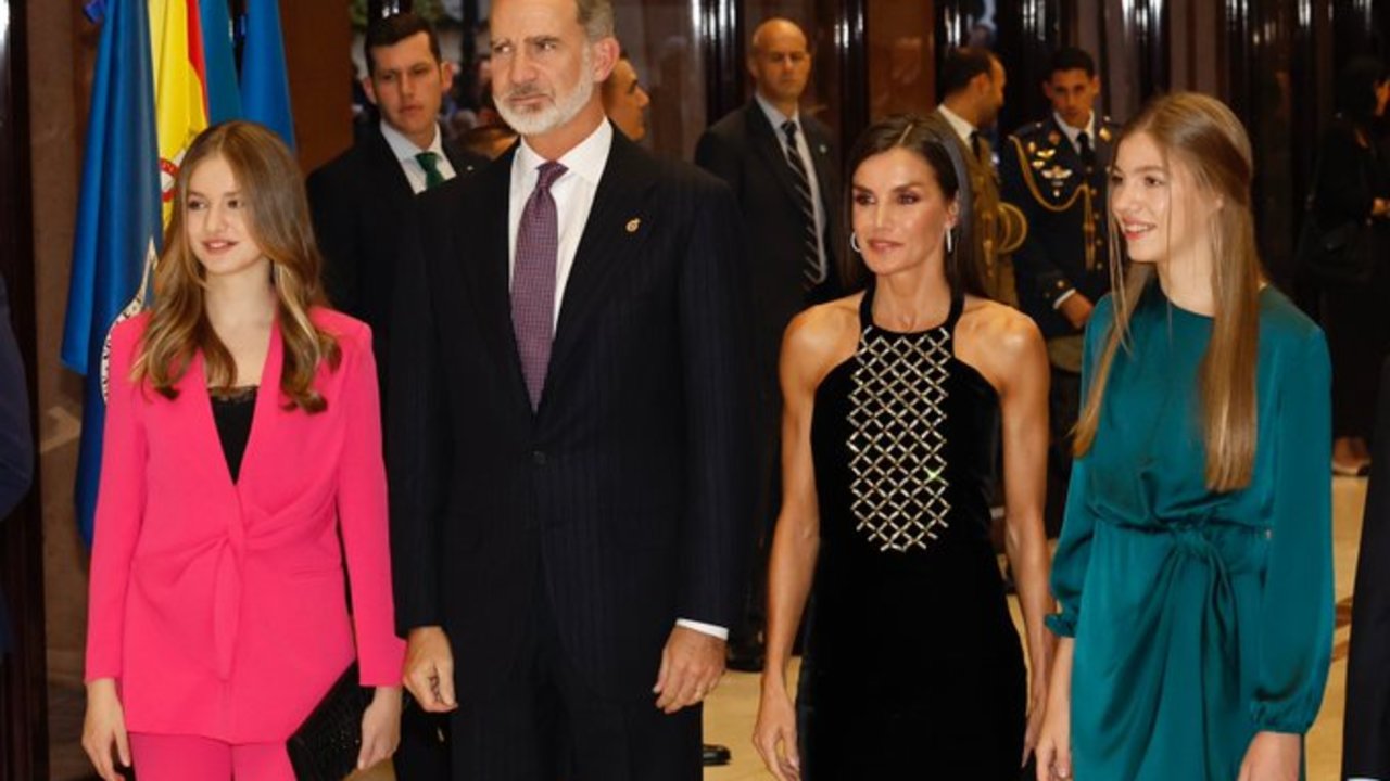 Los Reyes, la Princesa de Asturias y la Infanta Sofía llegan a Oviedo para la celebración de los actos con motivo de la entrega de los Premios Princesa de Asturias 2022. Fuente: Twitter Casa Real