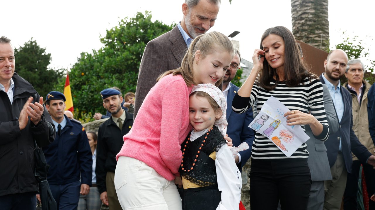 Los Reyes y la Princesa de Asturias, a su llegada a Cadavéu (Valdés) para entregar el Premio al Pueblo Ejemplar de Asturias 2022. Fuente: Twitter Casa Real