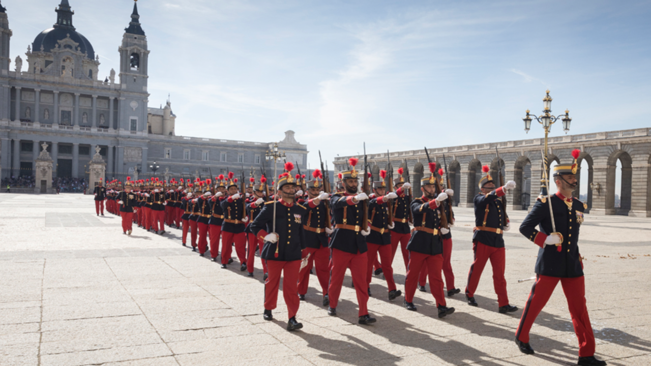 La guardia entrante, representada en el Regimiento Inmemorial del Rey n.1º, accede a Palacio Real de Madrid