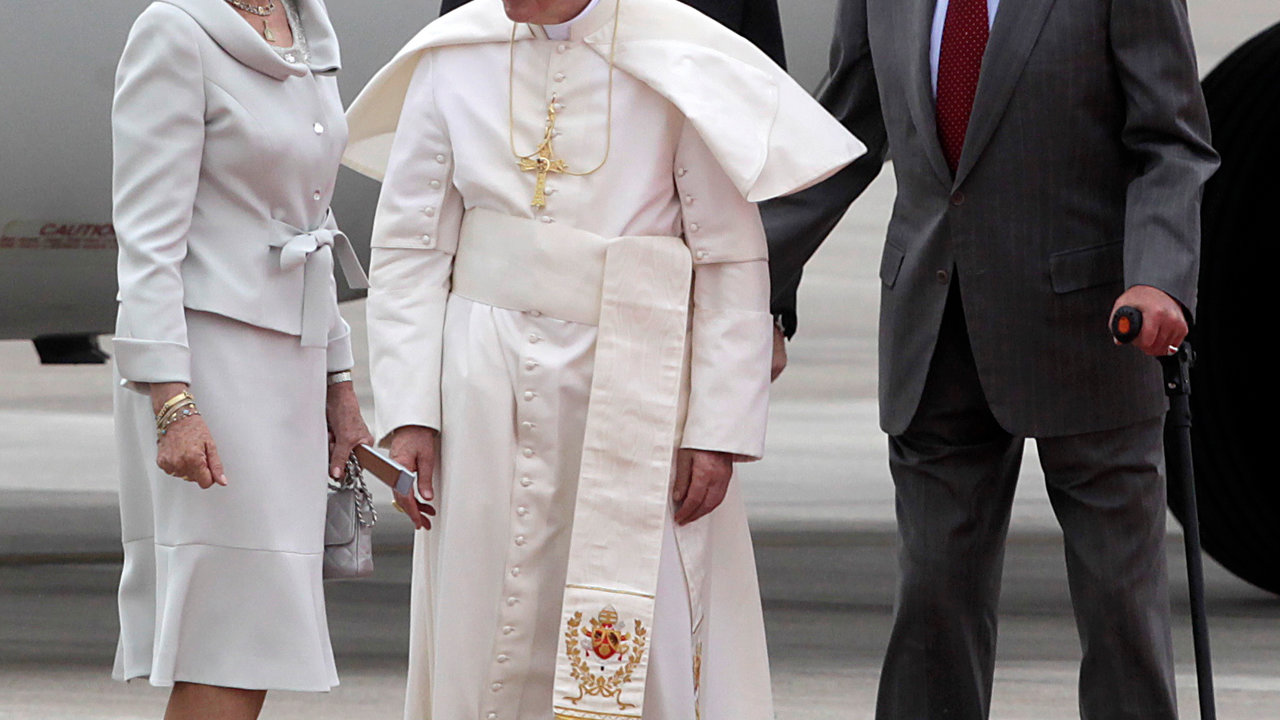 Los reyes recibiendo al Papa en Barajas en su visita a España en 2011.