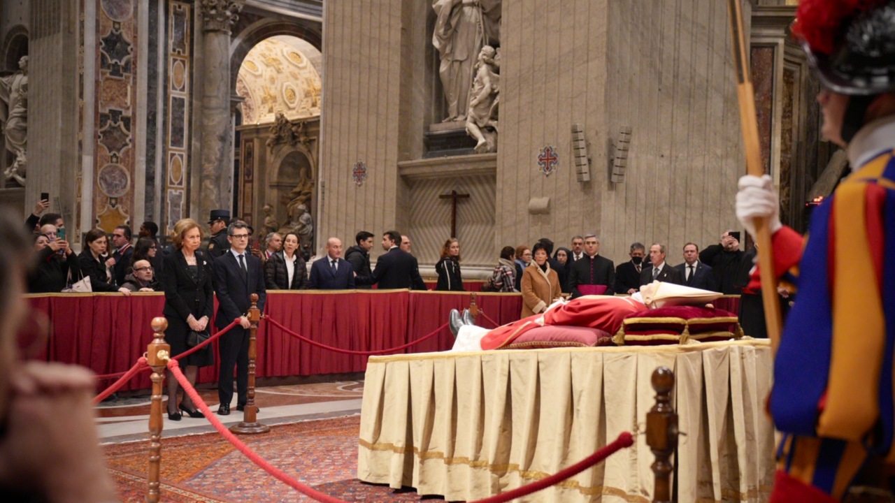 La reina doña Sofía acompañada por Félix Bolaños en el último adiós a Benedicto XVI en Roma.
