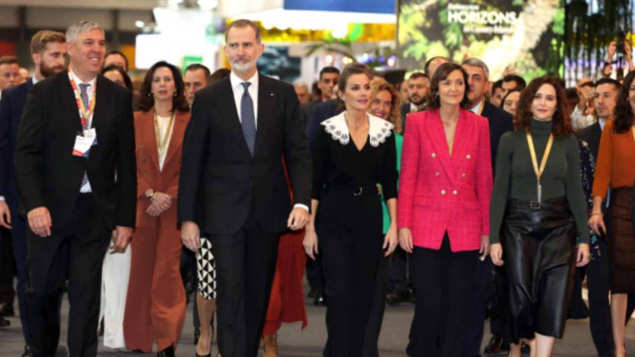Don Felipe, la Reina Letizia y la presidenta de la Comunidad, Isabel Díaz Ayuso, durante su visita a Fitur.Antonio Gutiérrez : Europa Press.