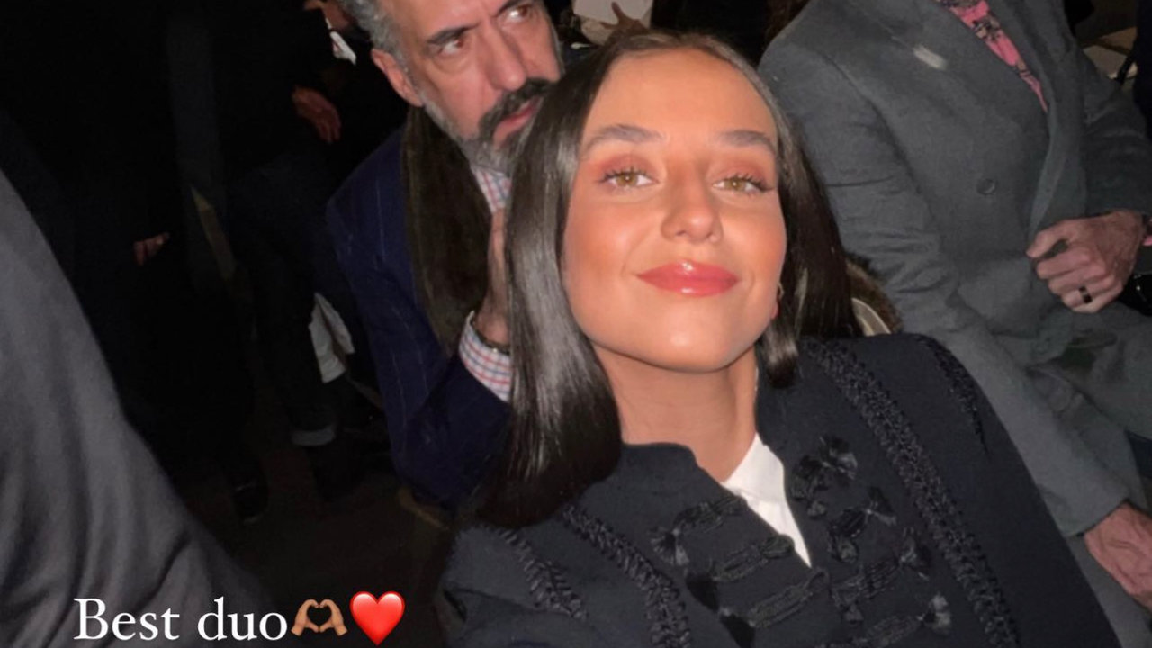 Victoria Federica junto a su padre en París en el desfile de Dior.