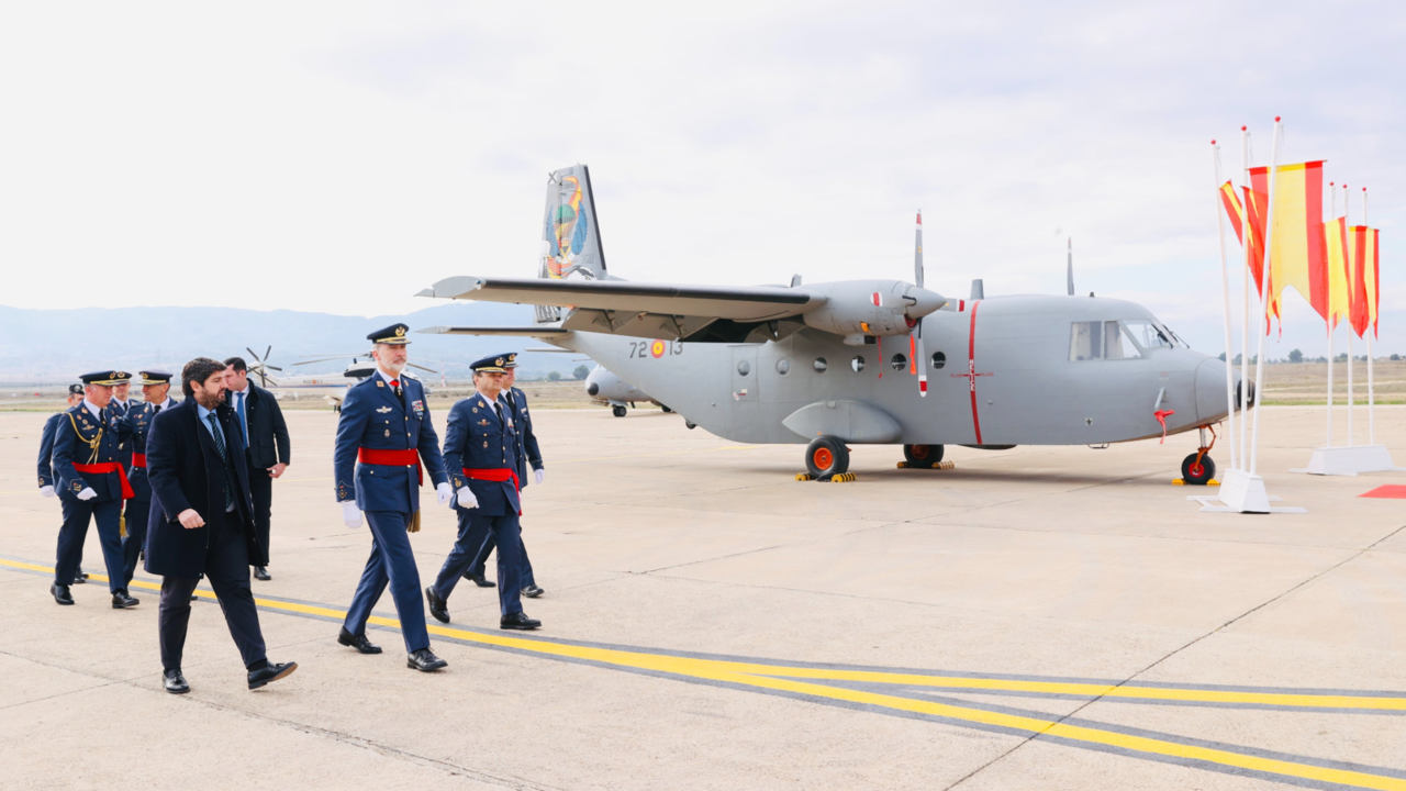 El Rey, en la Base Aérea de Alcantarilla (Murcia), para asistir al acto conmemorativo del 75º aniversario de la creación de la Escuela Militar de Paracaidismo “Méndez Parada”.