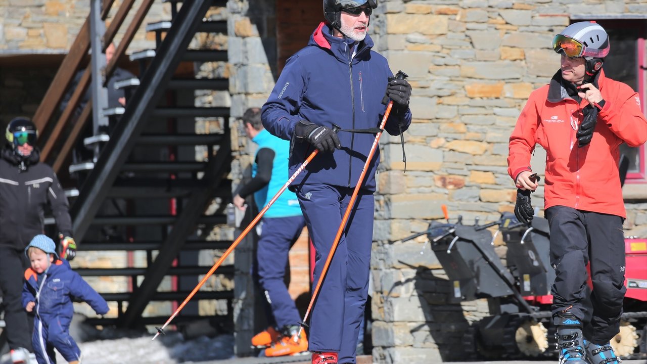 El Rey Felipe VI esquiando durante sus vacaciones en Baqueira Beret a 18 de Febrero de 2023 en Baqueira (España).