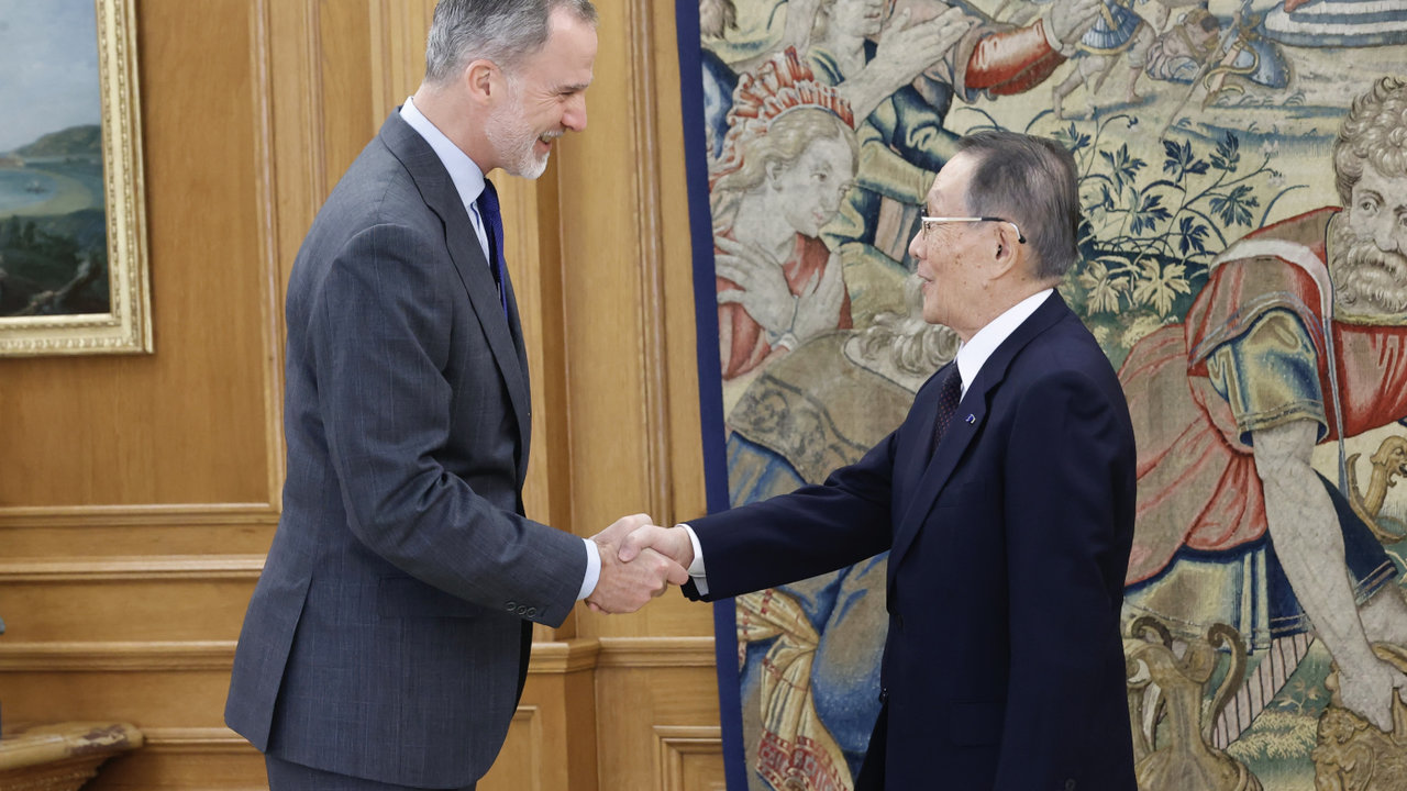 Su Majestad el Rey recibe el saludo del presidente de honor de Mitsubishi Corporation, Mikio Sasaki.