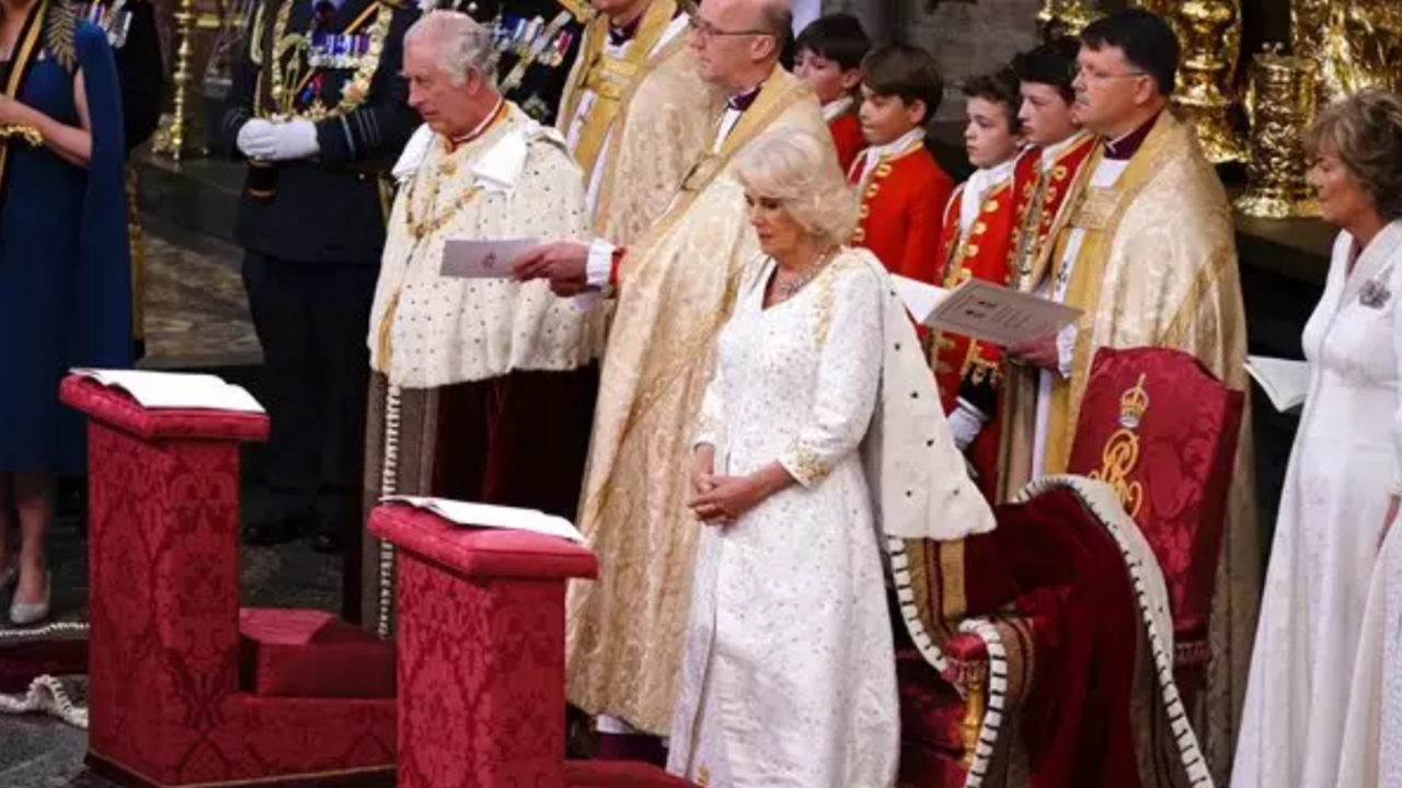 Carlos III y la reina Camilla este sábado 6 de mayo en su coronación como reyes en la Abadía de Westminster.